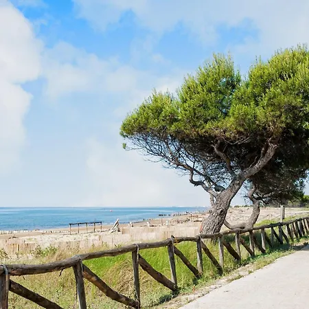 In A Modern Coastal Building Διαμέρισμα